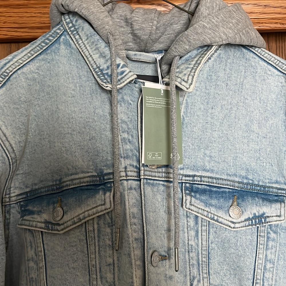 Brand New: H&M Men's Light Blue Denim Jacket with Gray Hood - Picture 2 of 5